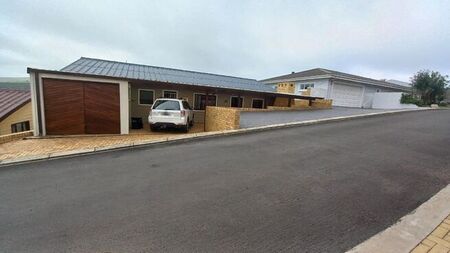 5 Bedroom house to rent in Hartenbos Central