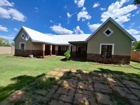 4 Bedroom House in Hartswater