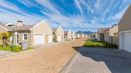 2 Bedroom apartment rented in De Zoete Inval, Paarl