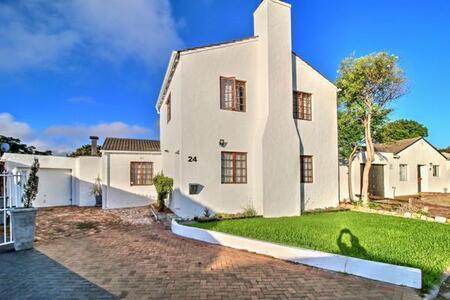 4 Bedroom House in Edgemead