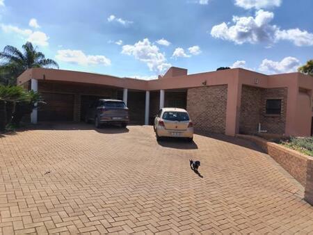 5 Bedroom House in Montana Park