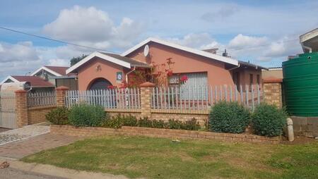 3 Bedroom House in Kwamagxaki