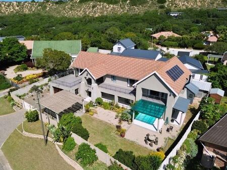 4 Bedroom House in Meedingsride