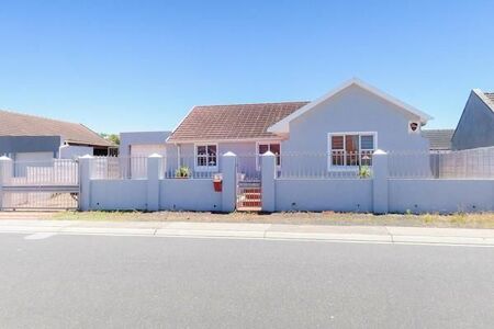 3 Bedroom House in Strandfontein