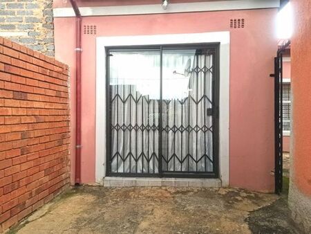 1 Bedroom cottage to rent in Zola, Soweto