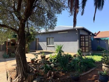 6 Bedroom House in New Park