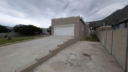 3 Bedroom house to rent in Palmiet, Kleinmond