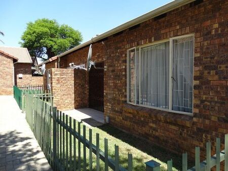 2 Bedroom townhouse - sectional to rent in Allen's Nek, Roodepoort