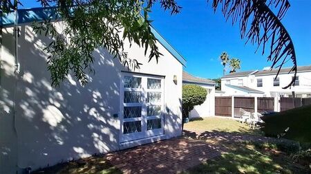 3 Bedroom townhouse - sectional to rent in Bergvliet, Cape Town