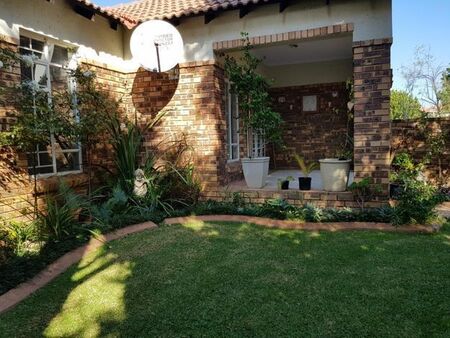 3 Bedroom townhouse - sectional to rent in Moreleta Park, Pretoria