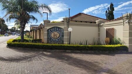 3 Bedroom townhouse - sectional to rent in Equestria, Pretoria