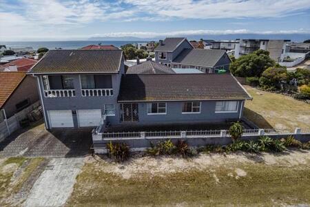4 Bedroom House in Perlemoenbaai