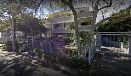 Bachelor apartment in Claremont Upper