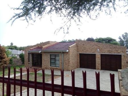 4 Bedroom House in Hartswater