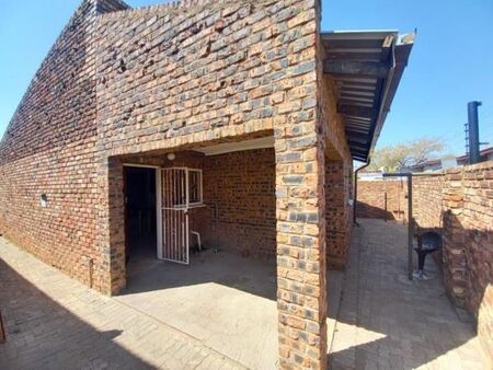 2 Bedroom Flat in West End