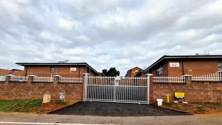 2 Bedroom townhouse - sectional to rent in Bluff, Durban