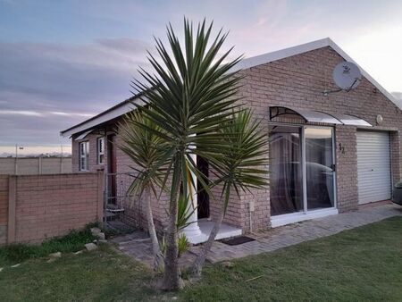 3 Bedroom townhouse - freehold to rent in Bridgemeade, Port Elizabeth