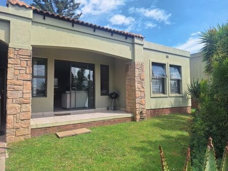2 Bedroom townhouse - sectional to rent in Kengies, Sandton