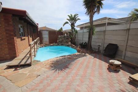 1 Bedroom House in Table View