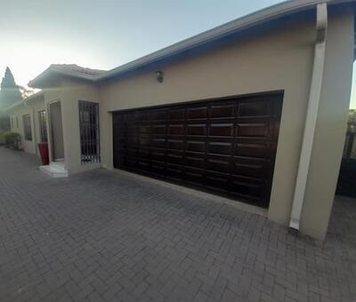 3 Bedroom Townhouse in Vanderbijlpark Sw