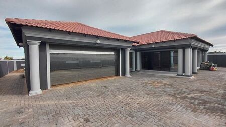 4 Bedroom townhouse - sectional to rent in Wilkoppies, Klerksdorp
