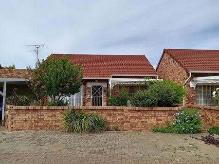 2 Bedroom townhouse - sectional to rent in Universitas, Bloemfontein