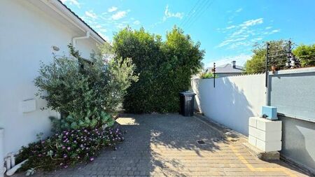2 Bedroom house to rent in Claremont, Cape Town