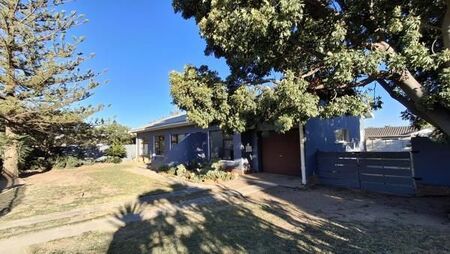 3 Bedroom House in Worcester West