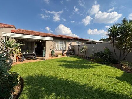 2 Bedroom townhouse - sectional to rent in Sundowner, Randburg