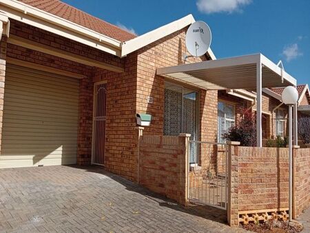 2 Bedroom townhouse - sectional to rent in Fleurdal, Bloemfontein