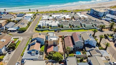 4 Bedroom house to rent in Melkbosstrand Central