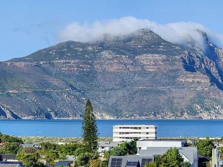 2 Bedroom Apartment in Hout Bay Central