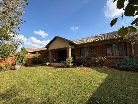 3 Bedroom townhouse - sectional to rent in Equestria, Pretoria