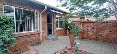 2 Bedroom townhouse - sectional to rent in Faerie Glen, Pretoria