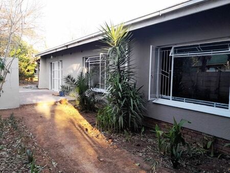 4 Bedroom house to rent in Langenhovenpark, Bloemfontein