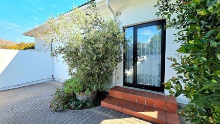 2 Bedroom house to rent in Claremont, Cape Town