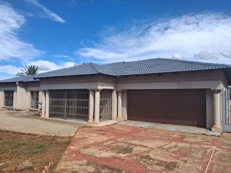 4 Bedroom House in Unitas Park