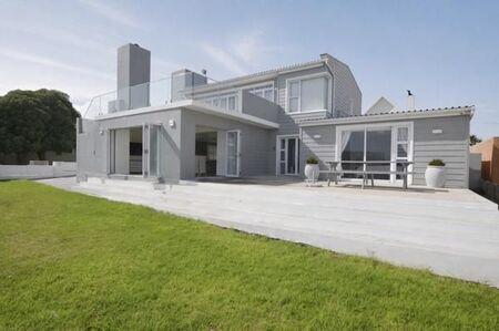 4 Bedroom House in Yzerfontein