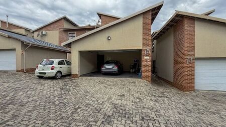 3 Bedroom duplex townhouse - sectional to rent in Ferndale, Randburg