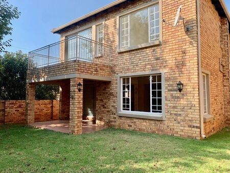 3 Bedroom duplex townhouse - sectional to rent in Olivedale, Randburg