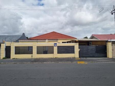 6 Bedroom House in Parow Valley