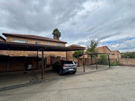 2 Bedroom duplex townhouse - sectional to rent in Sonneglans, Randburg