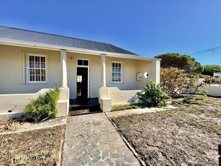 2 Bedroom house to rent in Lansdowne, Cape Town