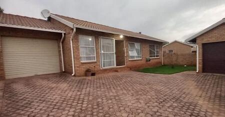 3 Bedroom Townhouse in Noordheuwel