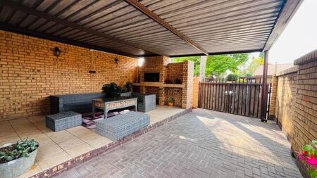 3 Bedroom duplex townhouse - freehold to rent in Reyno Ridge, Witbank