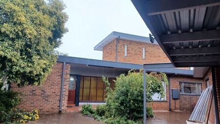 5 Bedroom house to rent in Generaal De Wet, Bloemfontein