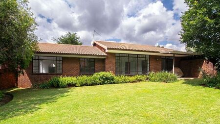 2 Bedroom house to rent in Paulshof, Sandton