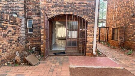 3 Bedroom townhouse - sectional to rent in Fleurhof, Roodepoort