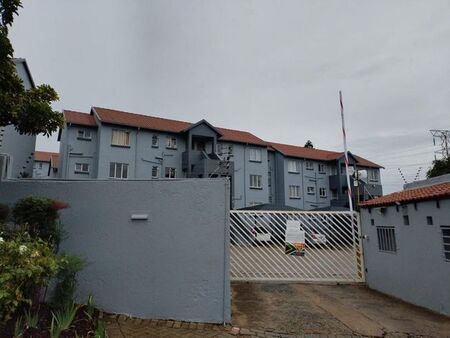 3 Bedroom townhouse - sectional to rent in Linmeyer, Johannesburg