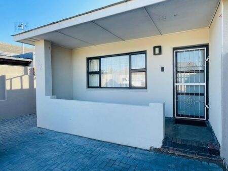 3 Bedroom house to rent in Rylands, Cape Town